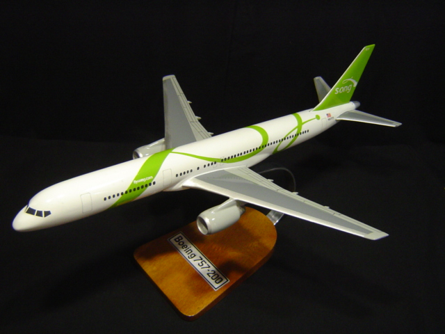 1/100 B757-200 ソング航空 (ボーイング）ソリッドモデル 木製航空機模型
