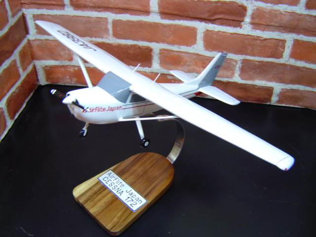 オーダーメイド予約受付中！1/32　セスナ172（セスナ）小型機　木製模型