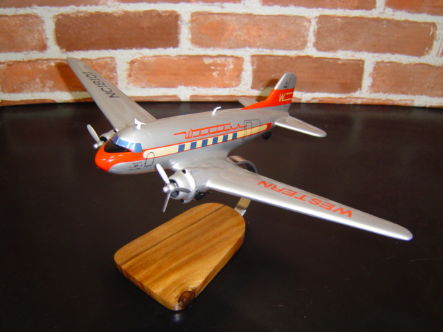 1/72 DC-3 ウェスタン航空(ダグラス）　木製模型
