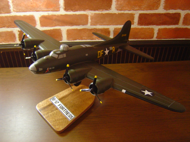オーダーメイド予約受付中！ 1/100 B-17フライングフォートレス「メンフィスベル」（ボーイング)　木製模型