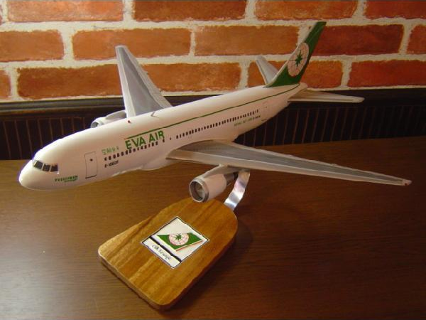1/120 B767-200 エバー航空（ボーイング） ソリッドモデル 木製航空機模型
