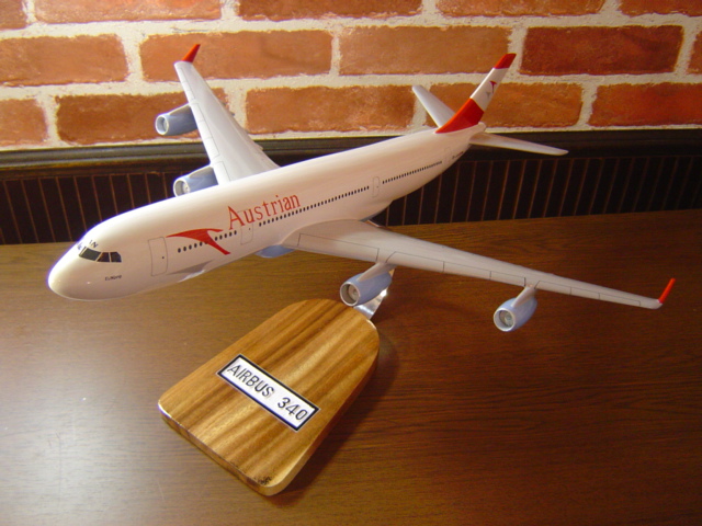 1/139 A340-300 オーストリア航空（エアバス） ソリッドモデル 木製航空機模型