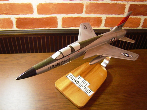 1/42 F−105 THUNDER CHIEF（リパブリック） 戦闘機ソリッドモデル木製航空機模型