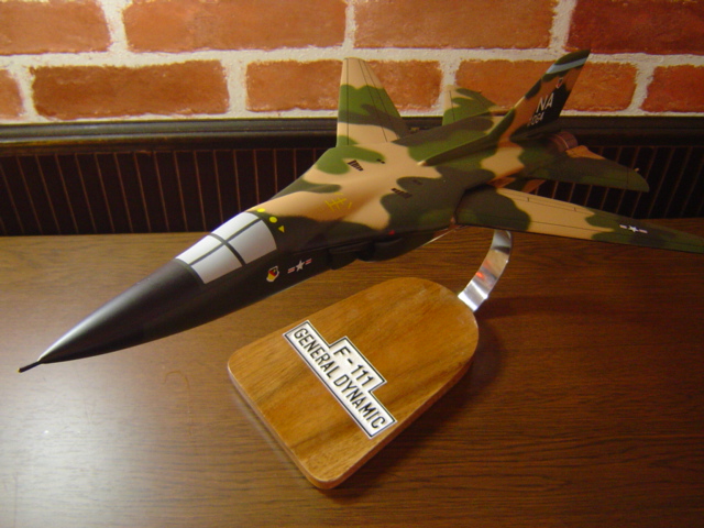 1/50 F−111（ジェネラル・ダイナミクス）戦闘機 ソリッドモデル木製航空機模型