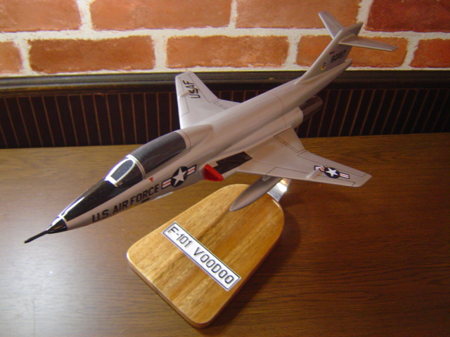 1/32 F−101 VOODOO（マクダネル） 戦闘機ソリッドモデル木製航空機模型