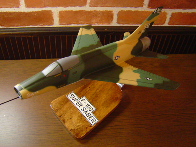 1/32 F−100 SUPER SABRE（ノースアメリカン） 戦闘機ソリッドモデル木製航空機模型