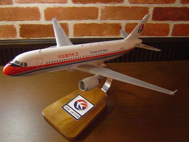 1/82 A320 中国東方航空 (エアバス） ソリッドモデル 木製航空機模型