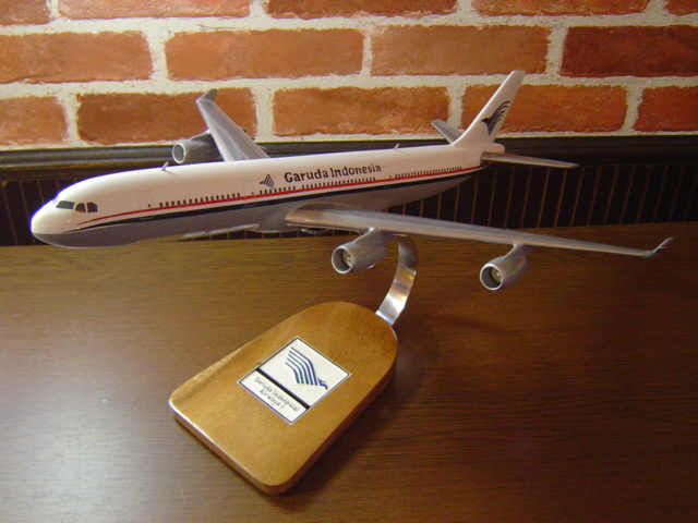1/140 A340-300 ガルーダインドネシア航空（エアバス）　 ソリッドモデル 木製航空機模型